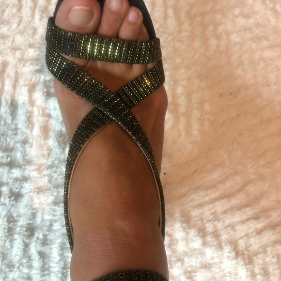 Size 7 VINCE CAMUTO brand. Black satin finish with gold accent straps. - Picture 8 of 9